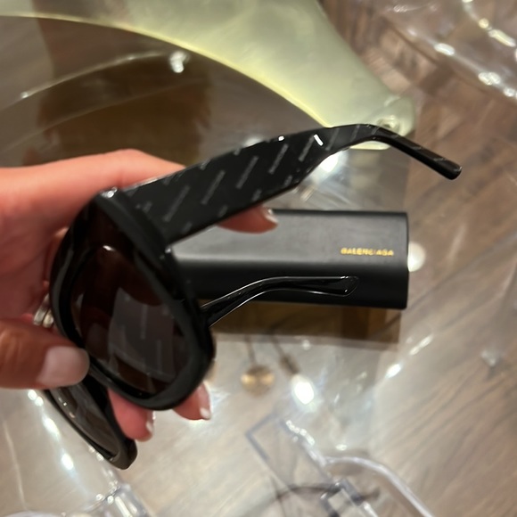 Balenciaga sunglasses with logo with case - Picture 2 of 4